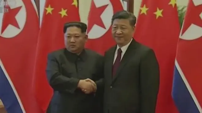 Kim Jong-un'un eşi ile birlikte Pekin'e geldiği de görülüyor.