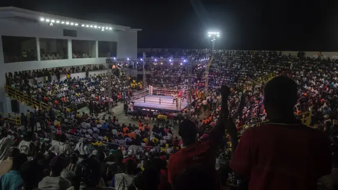 Di Bukom Banku Arena wey di fight hold fit carry up to 4,000 people for inside