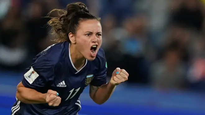 Florencia Bonsegundo, la capitana y estrella de argentina, al celebrar el tercer gol.