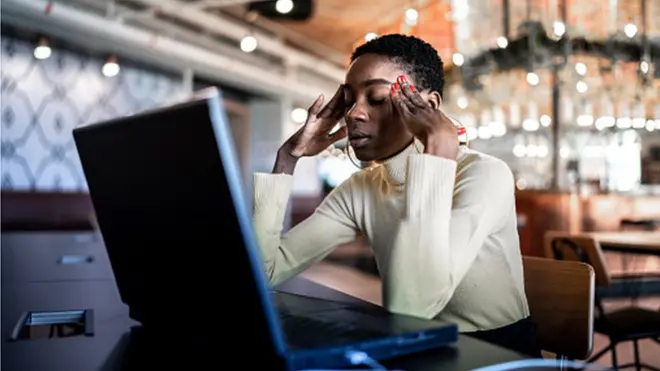 femme noire devant son ordinateur