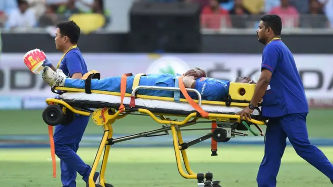 کمر کی تکلیف کے باعٹ ہاردک پانڈیا کو سٹریچر پر میدان سے باہر لے جایا گیا۔