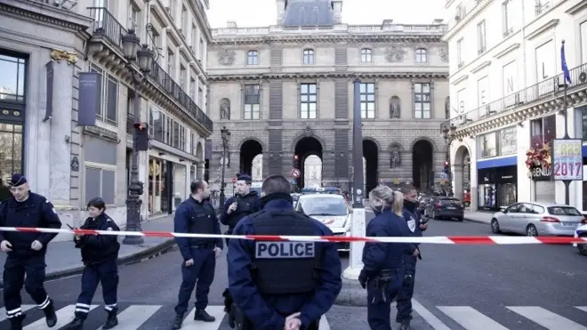 Scene outside the Louvre in Paris after shooting incident, 3 February 2017