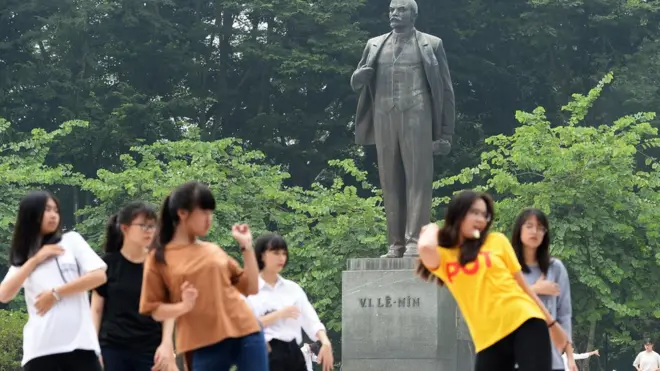 Giới trẻ Việt Nam ngày nay chọn địa điểm dưới chân tượng Lenin ở Hà Nội để sinh hoạt văn hóa như vui chơi nhảy múa