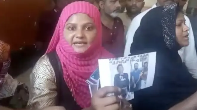 ریحان کی والدہ کہتی ہیں کہ اگر ان کا بیٹا چور ہے تو پھر وہ بنگلوں میں برتن کیوں دھوتیں، چھوٹے بچے چھوڑ کر کام پر کیوں جاتیں، کرائے کے مکان میں کیوں رہتیں