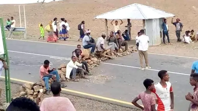 መንገድ ዘግተው የተቀመጡ ወጣቶች