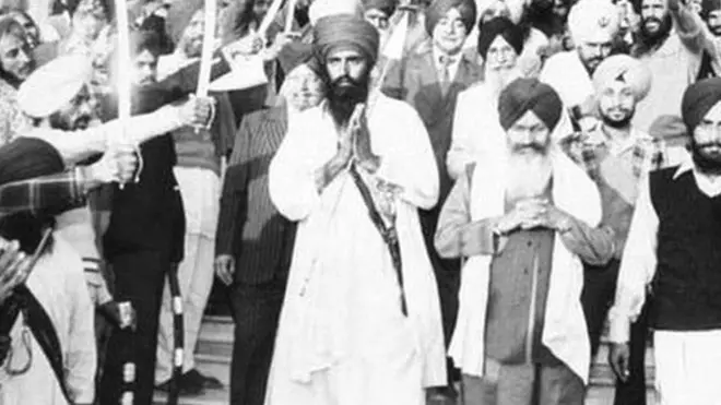 हरचरण सिंह लौंगोवाल और जरनैल सिंह भिंडरावाले स्वर्ण मंदिर से निकलते हुए