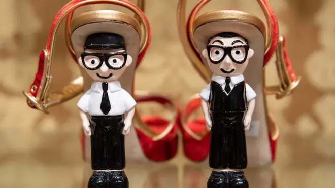 Туфли с каблуками в виде Доминико Долче (слева) и Стефано Габбана в витрине магазина в Пекине, 22 ноября 2018 года