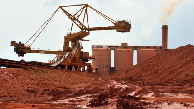 La bauxite est traitée dans l'usine de bauxite de la plus grande entreprise minière de Guinée, la Compagnie des Bauxites de Guinée (CBG), à Kamsar, une ville située au nord de la capitale Conakry