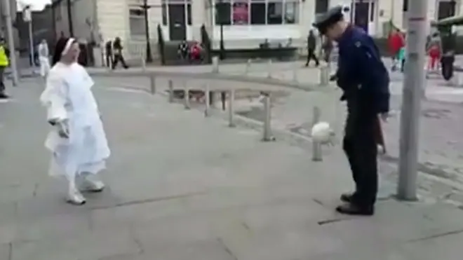 поліцейський і монахиня