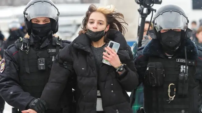 दंगा रोधी पुलिस ने मॉस्को में कई प्रदर्शनकारियों को हिरासत में लिया है