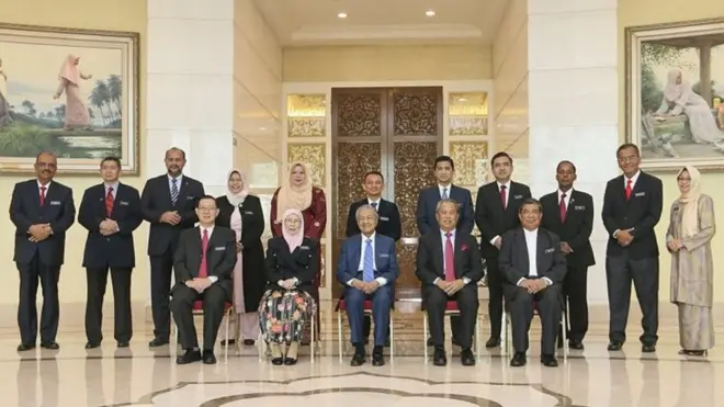 Perdana Menteri Mahathir Mohamad dan para menteri pada sidang pertama kabinetnya di Putrajaya (23/05).
