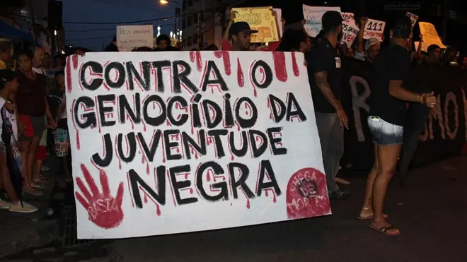 La población negra en Brasil suele ser víctima de discriminación y violencia.