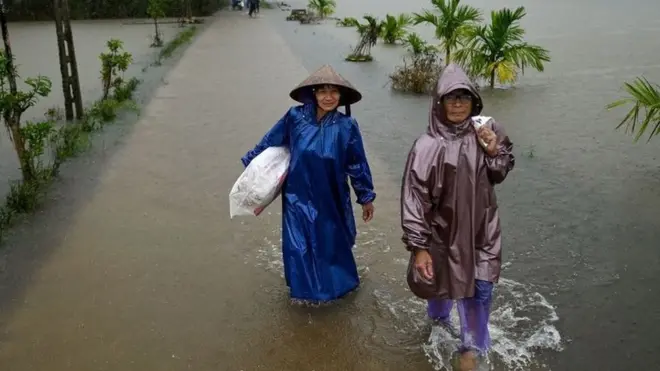 Người dân Hải Lăng, Quảng Trị nhận quà cứu trợ hôm 16/10. (ảnh minh họa)