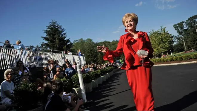 黛比·雷诺兹在2010年出席一个活动时向影迷致意