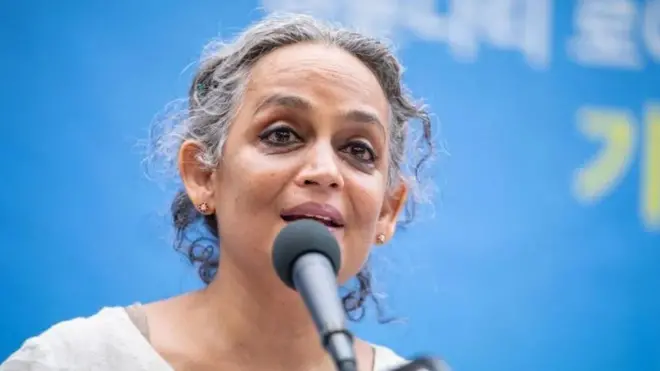 Roj je spisateljica i aktivistkinja