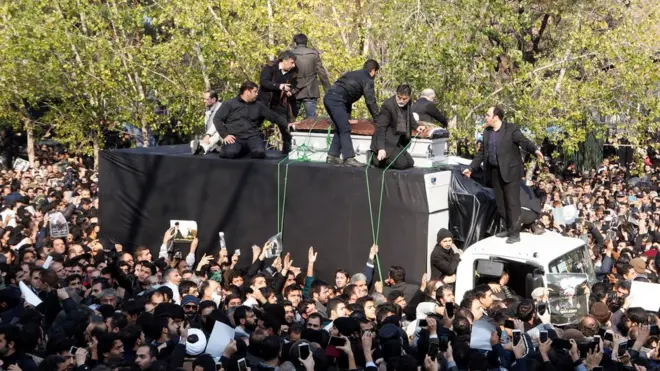 حشود المشيعيين يحيطون بنعش رفسنجاني