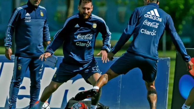 Angel Di Maria (G) face à Lionel Messi (C) lors d'un entraînement àBuenos Aires le 7 octobre