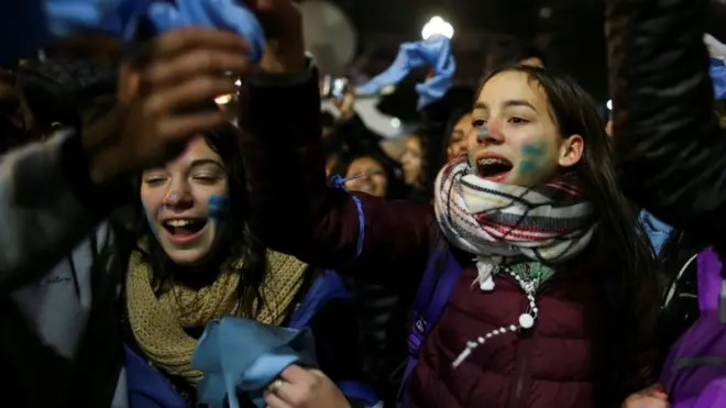 El Senado de Argentina rechazó en la madrugada del jueves el proyecto para despenalizar el aborto
