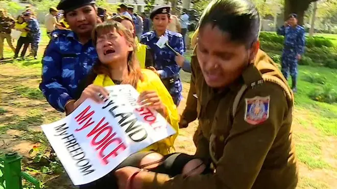 تبتی پناہ گزینوں کا چینی سفارتخانے کے نزدیک مظاہرہ