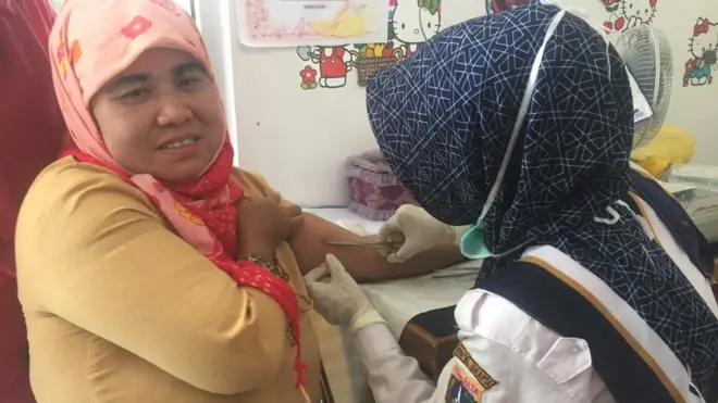 Salah satu warga Mangga Dua Selatan tengah menikmati layanan alat kontrasepsi gratis di Kampung KB Madusela, Jakarta Pusat