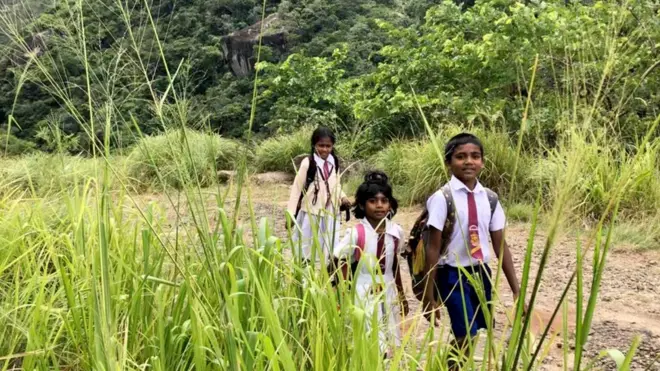 නැග්රැක් ගම්මානයේ සිට පැමිණෙන ළමුන් 22කු නේවාසිකාගාරයේ සිටින අතර තවත් දරුවන් දස දෙනෙකු පමණ දිනපතා 28Km පා ගමනින් පැමිණේ.