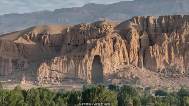 Patung Buddha dari abad ke-6 dulu berada di tebing Bamiyan. Patung itu kini lenyap setelah dihancurkan Taliban.