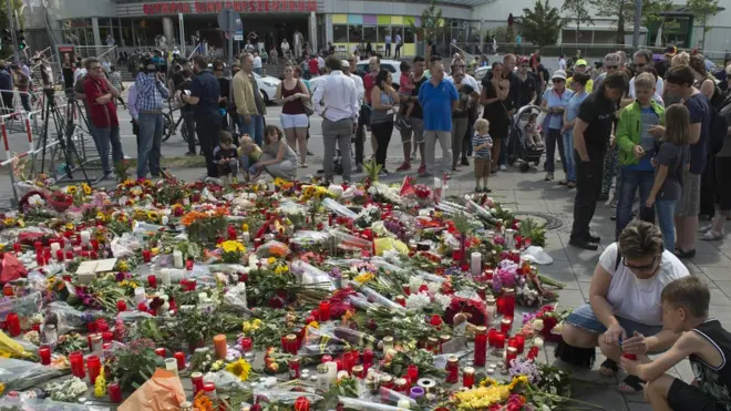 цветы у торгового центра