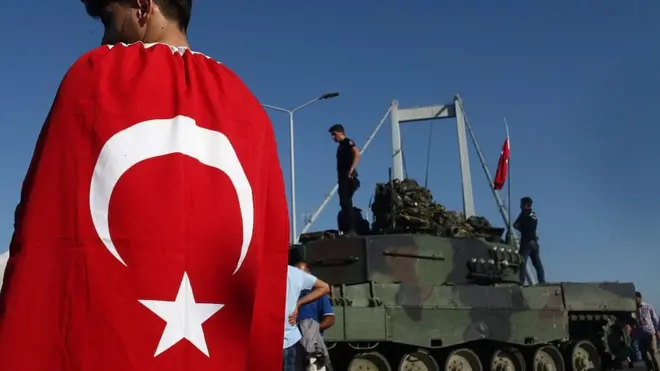 Langkah pembersihan yang diumumkan pada hari Minggu (08/07) ini merupakan yang terbaru setelah upaya kudeta militer yang gagal dua tahun silam.