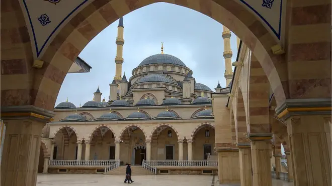 Салах-хаджи Межиев регулярно посещает мечеть "Сердце Чечни"