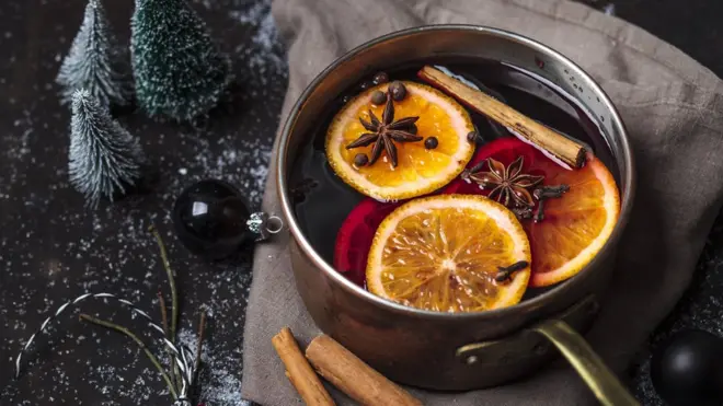 На самом деле жестких правил относительно того, какие специи следует в глинтвейн класть, нет. Традиционно в Англии в него кладут гвоздику, но мне кажется, она перебивает все остальные вкусы