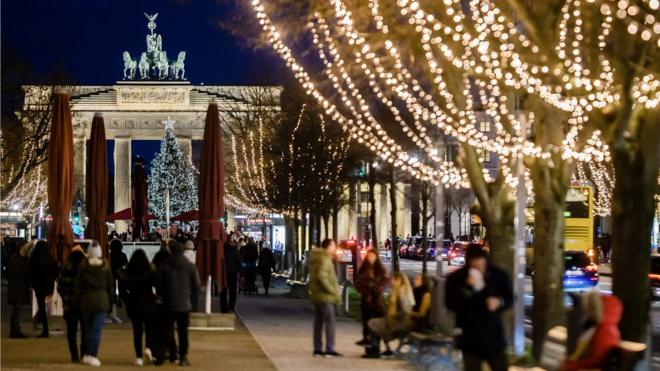 Luzes de Natal perto do Portão de Brandemburgo, em Berlim