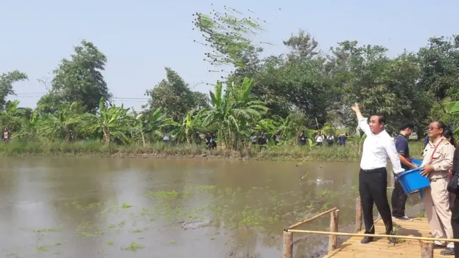 พล.อ.ประยุทธ์ จันทร์โอชา หว่านข้าวในระหว่างลงพื้นที่รับฟังปัญหาของชาวนครปฐม ตามโครงการไทยนิยม ยั่งยืน ซึ่งคิกออฟระดับปฏิบัติวันนี้ (21 ก.พ.)
