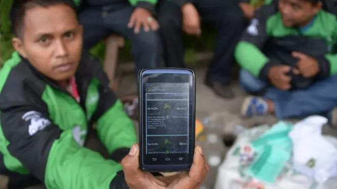 Gojek adalah aplikasi transportasi online terbesar di Indonesia