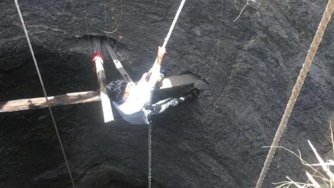 कुएं में मेहनत करता सेमाभाई का भतीजा