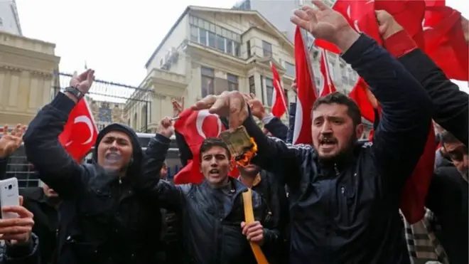 တူရကီဝန်ကြီးတွေကို နယ်သာလန်ကို လာခွင့် ပိတ်ပင်အပြီး သမ္မတ အယ်ဒိုဝန်ကို ထောက်ခံသူ တူရကီတွေ ဆန္ဒပြ