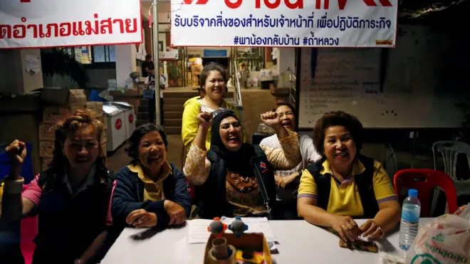 Para sukarelawan mengungkapkan kegembiran mendengar semua korban berhasil diselamatkan.