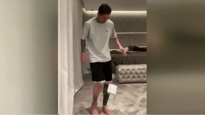 ميسي يستعرض مهاراته في تحدي البقاء بالمنزل