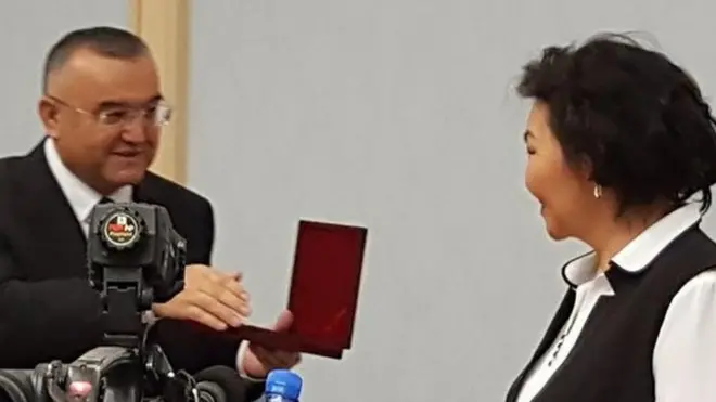 Halima Xudoyberdiyevaga orden topshirilmoqda