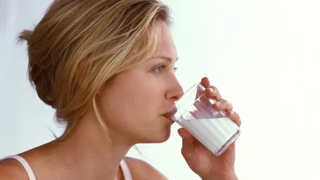 పాలు తాగుతున్న మహిళ