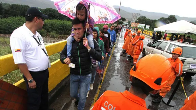 Alrededor de 35.000 venezolanos sortearon las lluvias para cruzar la frontera entre Venezuela y Colombia este domingo.