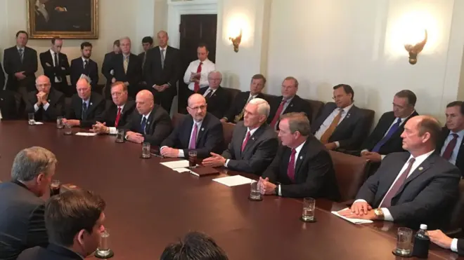 Wapres Mike Pence dan para anggota Kaukus Kebebasan mendiskusikan RUU Layanan Kesehatan. Dalam foto itu, tiada satu pun perempuan yang terlihat.