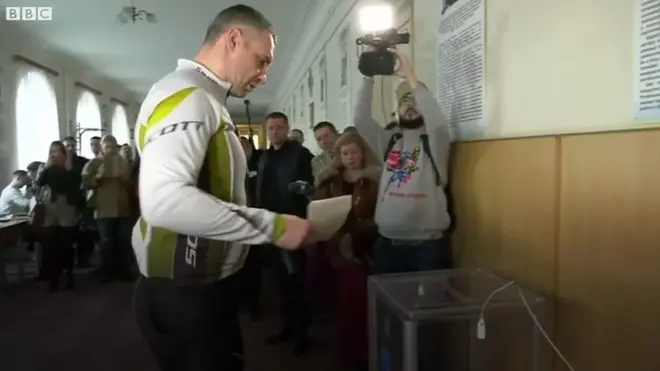 Мер Києва Віталій Кличко приїхав на виборчу дільницю на велосипеді