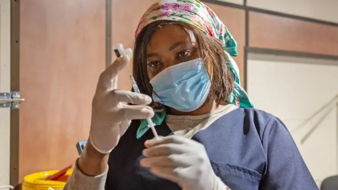 南非東倫敦火車站一名醫護人員在「疫苗列車」上預備新冠病毒疫苗（新華社圖片8/10/2021）