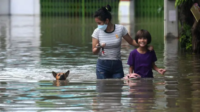 ชาวบ้าน จ.ลพบุรี เดินเท้าและนั่งเรือออกมาซื้ออาหารและของใช้จำเป็น ท่ามกลางสถานการณ์น้ำที่ท่วมสูงกว่า 1 เมตร (ภาพถ่ายเมื่อ 30 ก.ย. 2564)