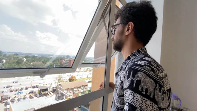 الصحفي المصري حسن البنا، مقيم حاليا خارج البلاد