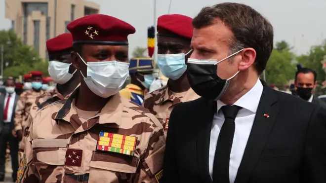 Le président français Emmanuel Macron (à droite) flanqué du fils du défunt président tchadien Idriss Deby, Mahamat Idriss Deby (à gauche) arrive pour assister aux funérailles nationales du défunt président tchadien Idriss Deby à N'Djamena le 23 avril 2021.