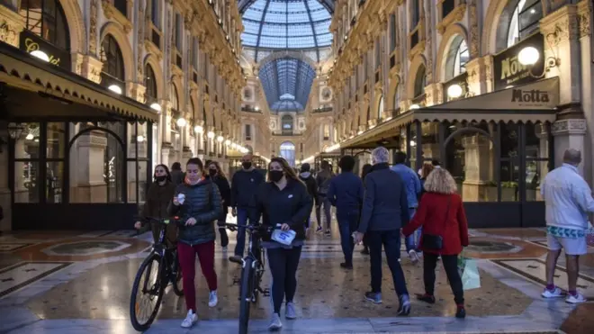 İtalya'da maske takanlar