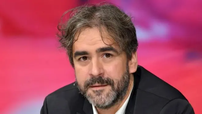 Deniz Yücel: "Özgürlüğümü çalmış olsalar da soruşturma ve mahkeme gerekçesi beni güldürmeye devam ediyor."