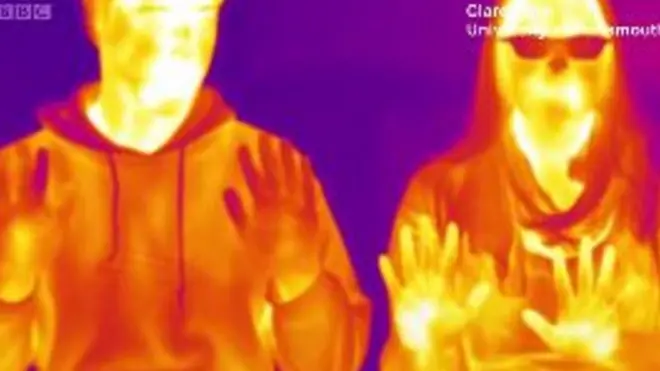 Жінки мерзнуть сильніше за чоловіків через меншу вагу