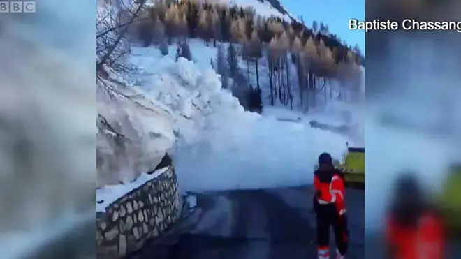 Лавина зійшла просто на дорогу у французьких Альпах.